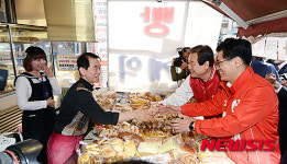 빵집 사장님과 악수하는 김무성 대표와 이기재 후보