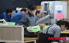 분주한 인쇄소 직원