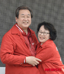 황춘자 후보와 포옹하는 김무성 대표