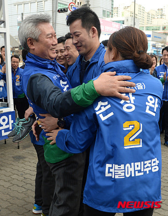 딸과 사위 안아주는 손창완 후보