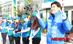 더민주 장승호 후보, 태백 상장건널목서 표심잡기