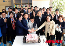 뉴스킨코리아김창일 | 뉴스킨코리아 17번째 희망도서관 기증