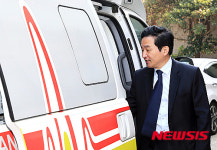 제주 우도 보건지소 앰뷸런스안을 보고 있는 원희룡 지사