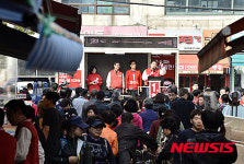 삼미시장 지원유세 펼치는 김무성 대표