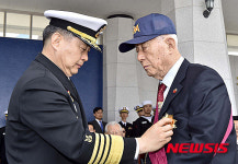 태극무공훈장 받는 공정식 전 해병대사령관