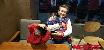 손주들과 유세 대기하는 김무성 대표