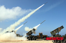 해상 타격 목표향해 발사하는 130mm 다련장