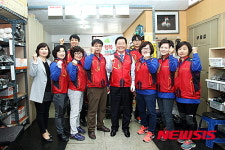 행복전동휠체어사업단 격려하는 장종태 구청장