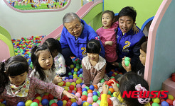 어린이집 방문한 김종인 대표-강훈식 후보