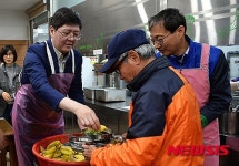김홍걸, 어르신 맛있게 드세요