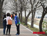 도림천 산책로 찾은 박영선