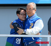 김종인 대표 끌어안고 토닥토닥