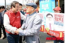 시민들과 악수하는 새누리당 김무성 대표