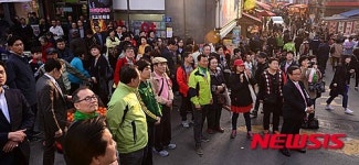 유세 현장 바라보는 유권자들