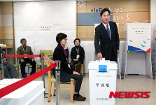 제20대국회의원선거 사전투표하는 이창우 구청장