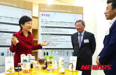 상생협력 성광보고 부스 설명듣는 박 대통령