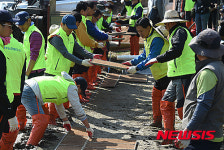 모판 나르는 농협 임직원