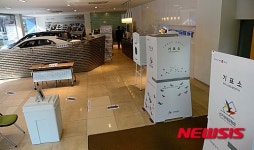 자동차 영업소에 마련된 투표소