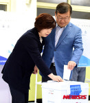 [20대총선]소중한 한표 행사하는 박일호 밀양시장