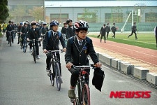 익산 이리중, 자전거 안전모 착용 의무화 눈길