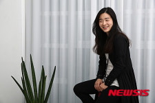 한 그루 나무로 무대 마법 부리는 이자람의 이방인의 노래