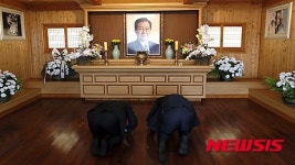 김대중 전 대통령 생가 찾은 문재인-김홍걸