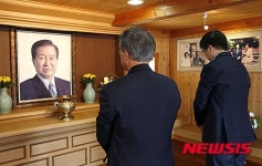 김대중 전 대통령 생가 찾은 문재인-김홍걸