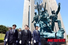 부산 충혼탑 참배하는 안철수 대표