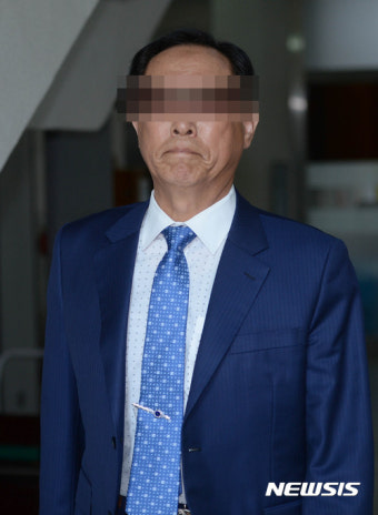 정치 댓글 파문, 법원 들어서는 이태하 군 사이버사 전심리전단장