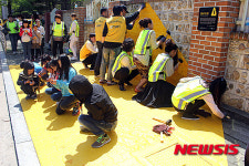 이마트, 부산 초등학교 3곳에 옐로카펫 설치