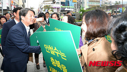 청주시민들과 악수하는 안철수 국민의당 공동대표