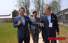 농어촌 테마공원 상하농원을 둘러보는 김정완 회장과 유성엽 의원