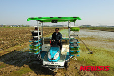 황선봉 예산군수, 첫 모내기