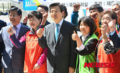 충주 재오개마을 주민과 파이팅 외치는 황교안 총리