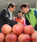 충주 재오개마을 주민과 악수하는 황교안 총리