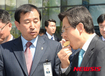충주 재오개마을 사과 맛보는 황교안 총리