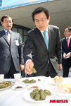 충주 재오개마을 떡 맛보는 황교안 총리