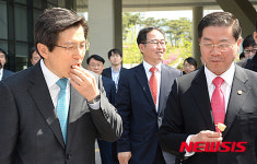 충주 재오개마을 사과 맛보는 황교안 총리