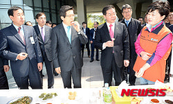 충주 재오개마을 사과 맛보는 황교안 총리