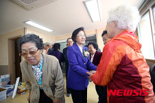 어르신들과 인사하는 신연희 구청장