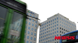 현대상선 앞 달리는 버스들