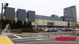 [르포]현대프리미엄아울렛 송도점 "도심속 공원서 쇼핑하는 기분이에요"