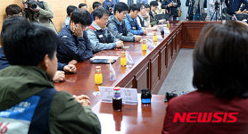 시름에 빠진 금속노조