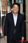 새누리당 원유철 원내대표실에 들어서는 정진석 당선인