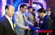 표창받는 대전 모범근로자들