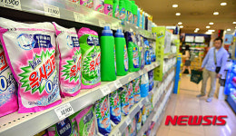 대형마트 매대 가득 채운 옥시 제품