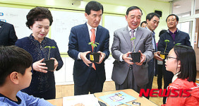 산양삼 나눠주는 임창호 군수
