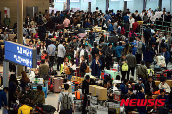 여행객으로 북적이는 인천공항 출국장