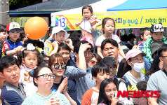 공연 볼 때는 아빠 목이 최고!