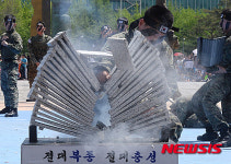 어린이날을 축하하는 특공무술 격파시범